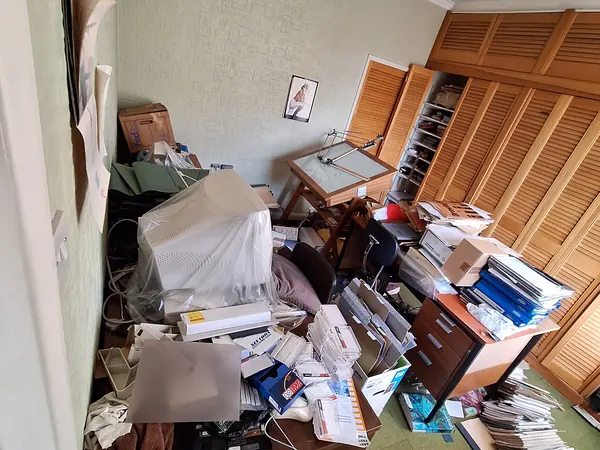 Offices and workshop before a commercial clearance
