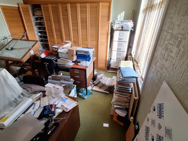 Offices and workshop before a commercial clearance