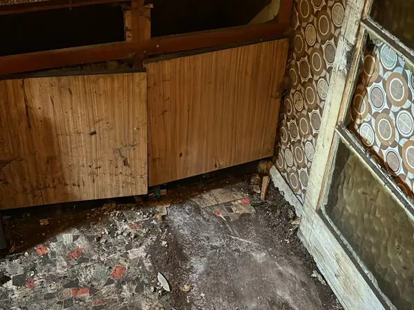 The same rooms emptied down to the floor
